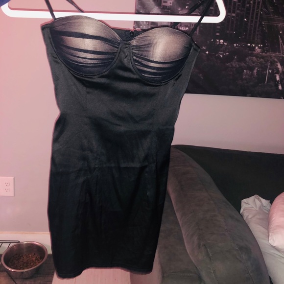 Superdown Black satin dress - Picture 3 of 3